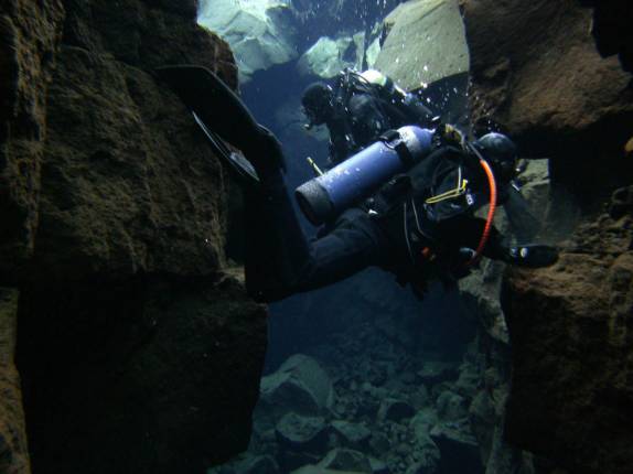 A Ana empurra a América durante mergulho na Silfur Hellir, a fenda que divide esse continente da Europa, no Parque Nacional Thingvellir, na Islândia